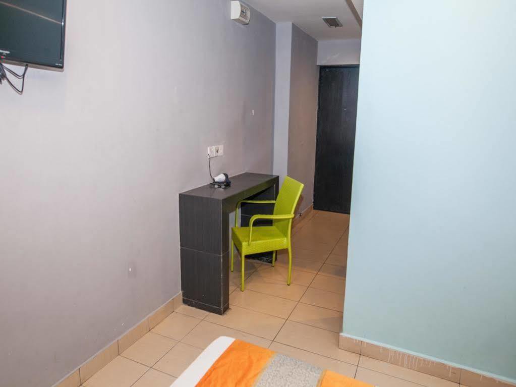 Oyo Rooms Center Point Mall Кота Кинабалу Екстериор снимка