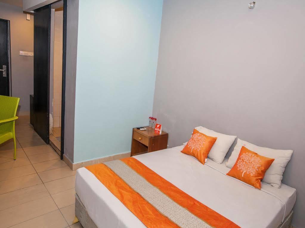 Oyo Rooms Center Point Mall Кота Кинабалу Екстериор снимка