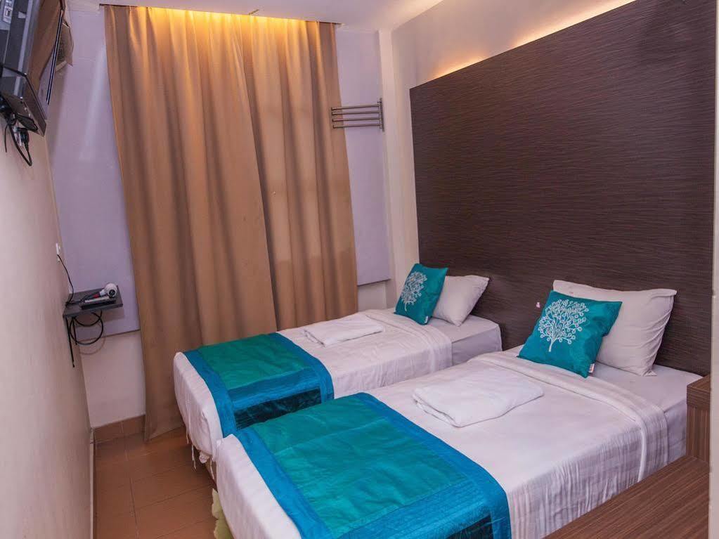Oyo Rooms Center Point Mall Кота Кинабалу Екстериор снимка